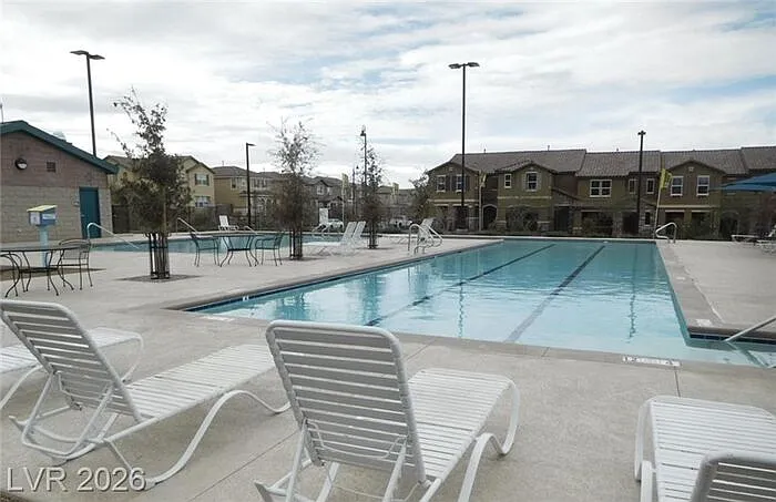 3 bed, 2.5 bath, 1909 sqft, $2,137 — Photo 2