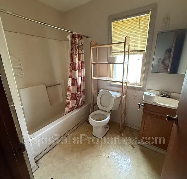 2067 N Maple Ave — Photo 12