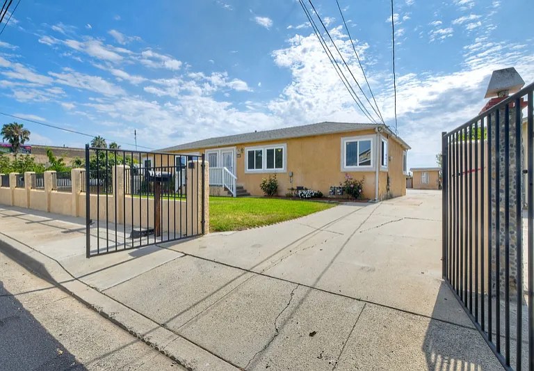 122 Johnston Ln — Photo 1