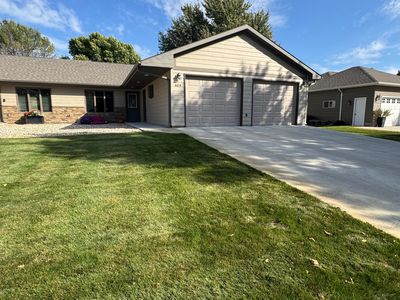 404 Wildwood Ave, Mitchell, SD, 57301