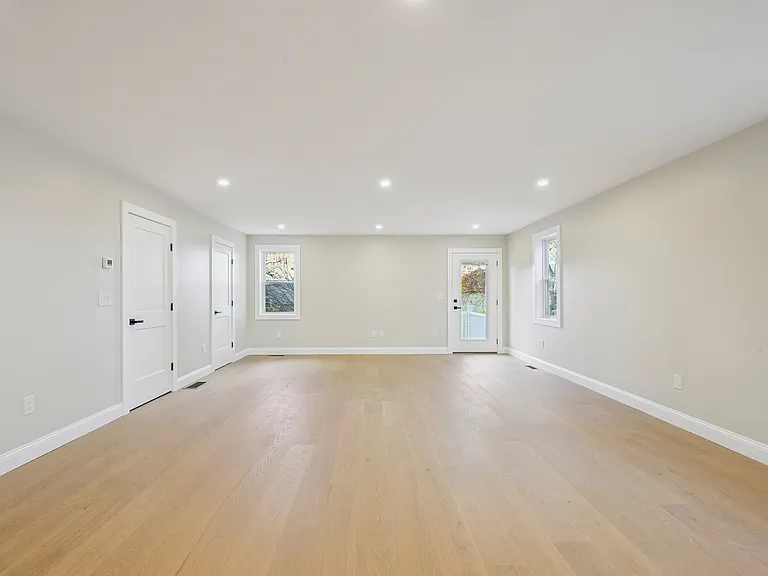 110 Stowe St — Photo 6
