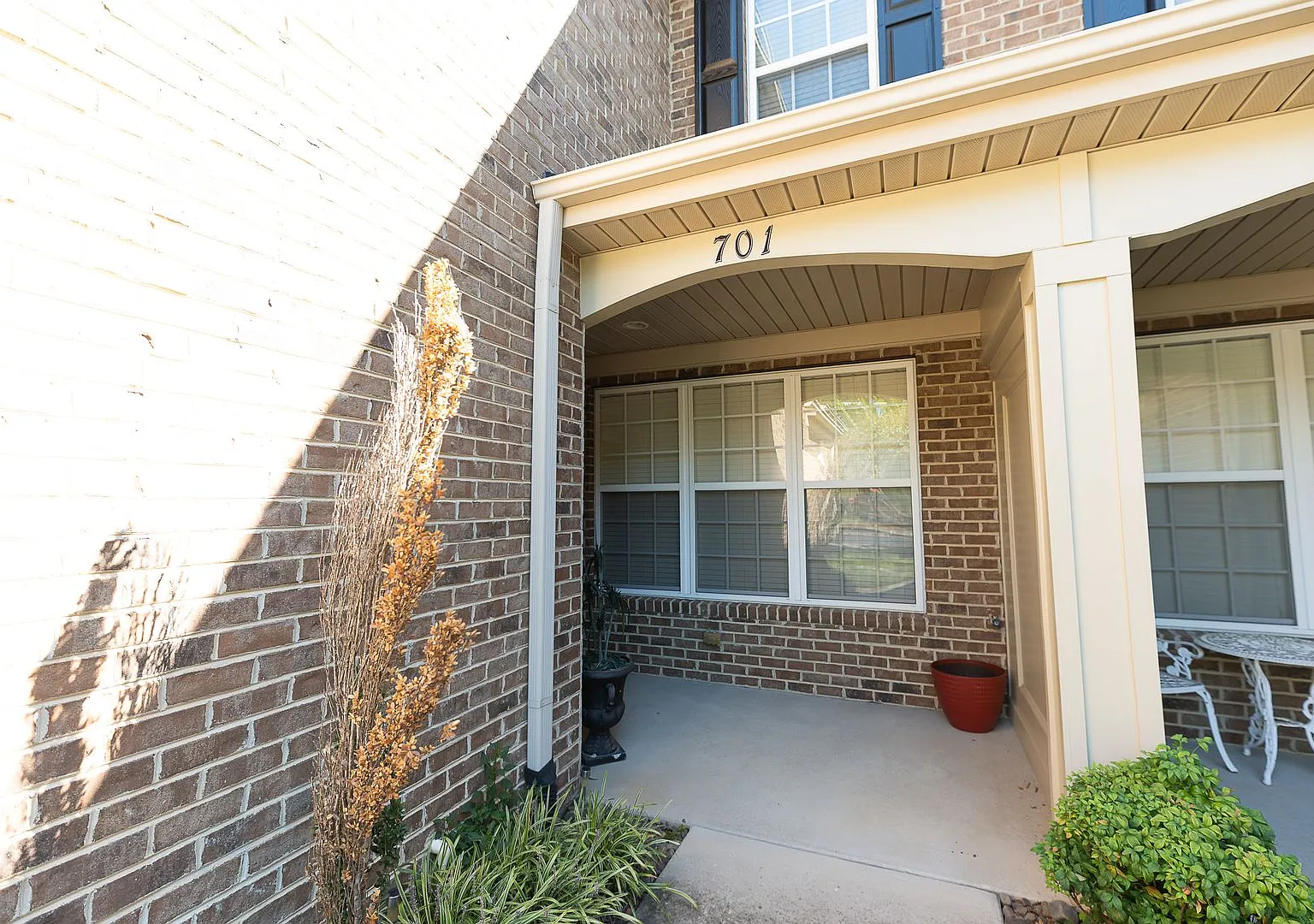 Spacious 3BR Jamestown Townhome Furnished or Unfurnished with Flexible Lease Options — Photo 2