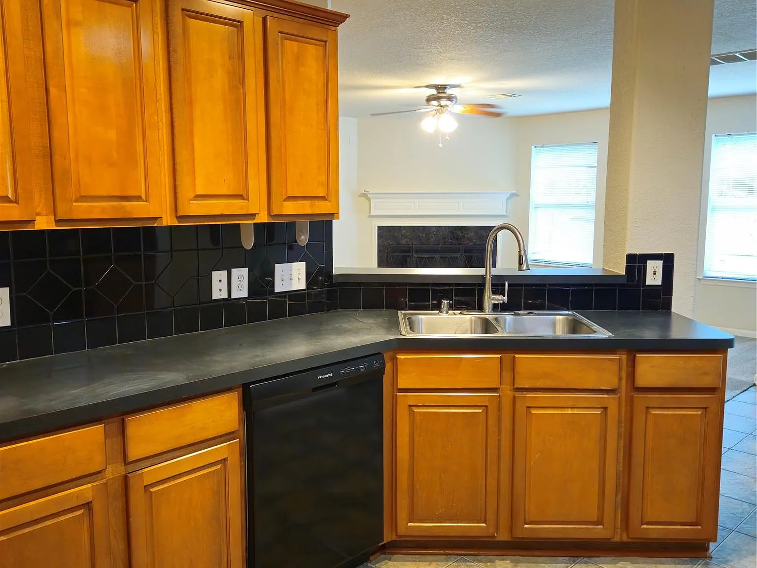 4 bed, 2.5 bath, 2355 sqft, $2,095 — Photo 4