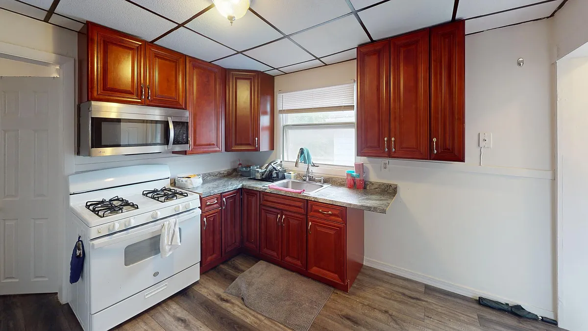 Building Photo - 33 Schubert St #2