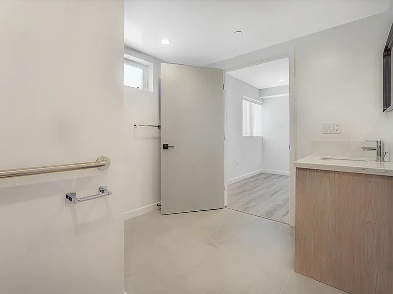 10918 Camarillo St #301 — Photo 14