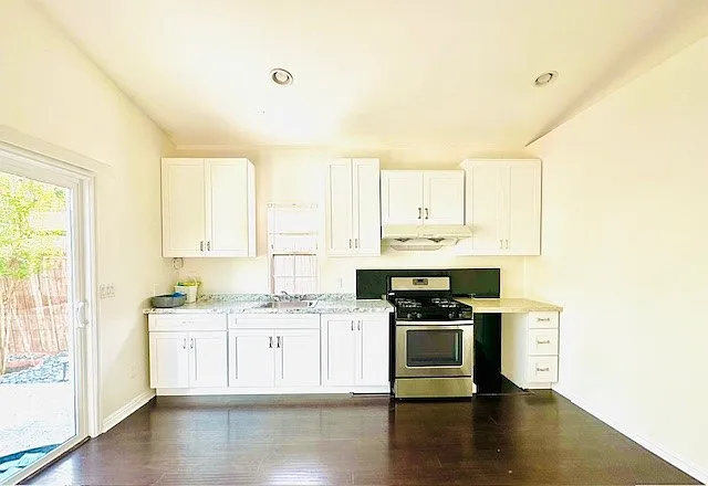 1139 E Elma St — Photo 3