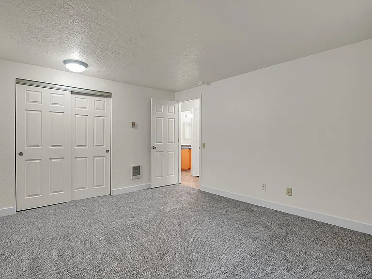 Carlton Square Apartments — Photo 33