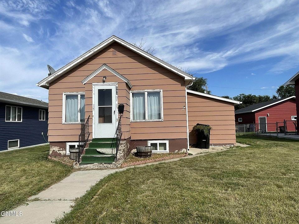 1st image of 912 8th Ave W