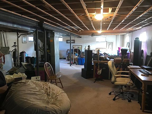 unfinished bsmt w/carpet