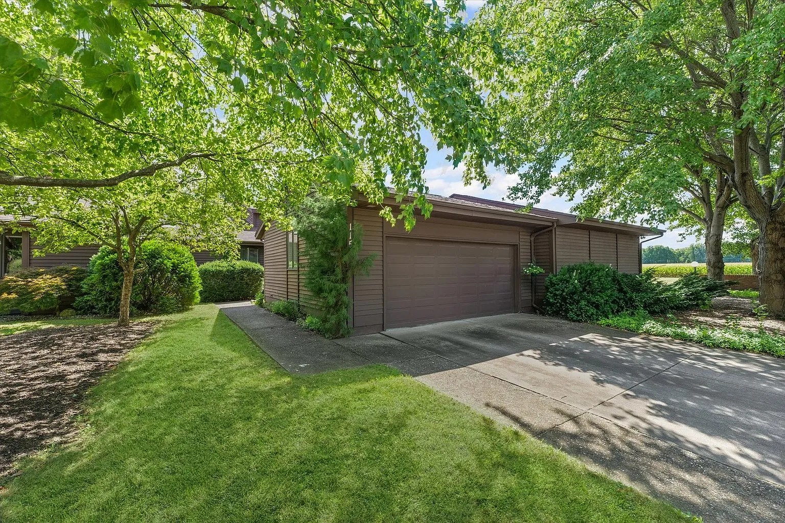 115 W Whitehall Ct photo 1
