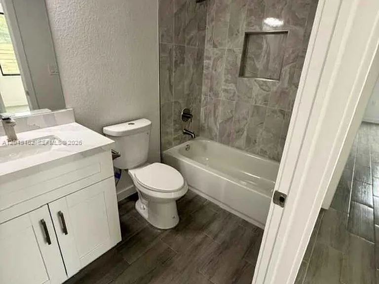 6140 SW 39th St — Photo 3