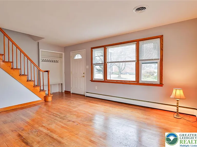 336 E Market St — Photo 3