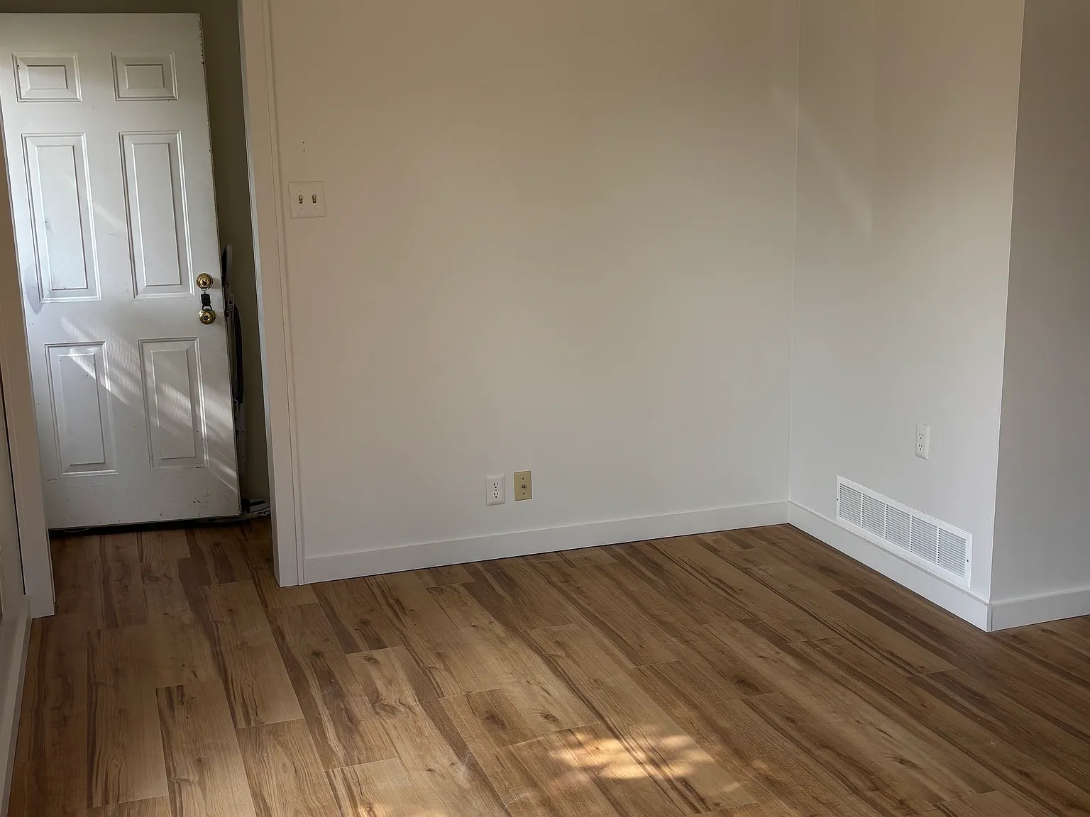 484 Cushing St — Photo 4