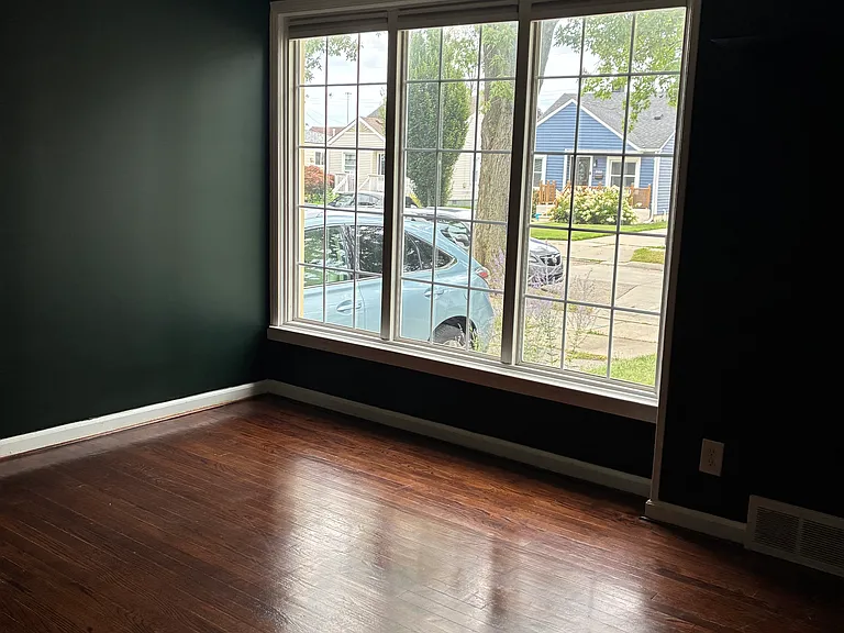 2331 Rowland Ave — Photo 3