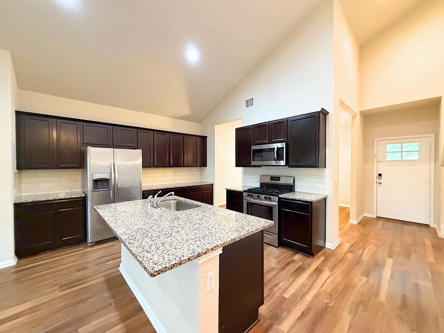 4 bed, 2.5 bath, 2291 sqft, $2,245 — Photo 3
