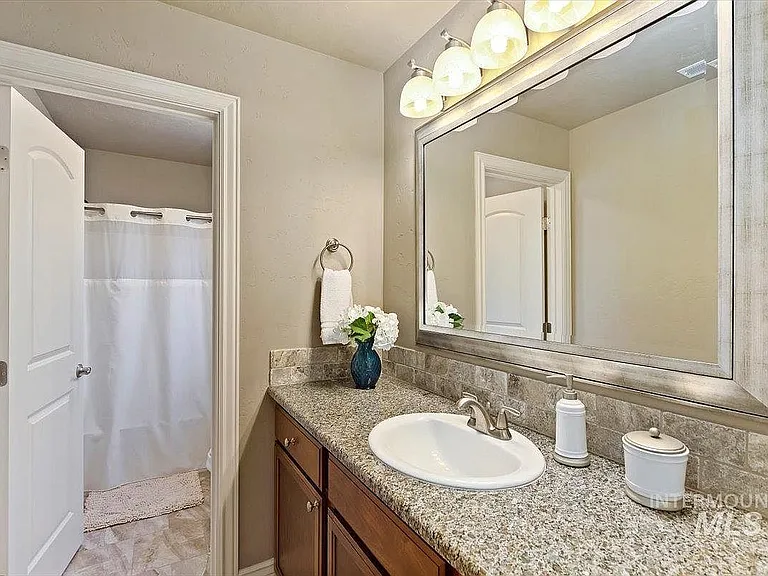 2549 E Satterfield St — Photo 24