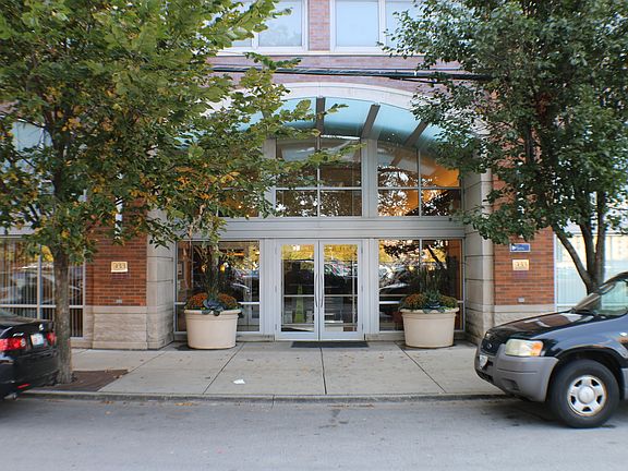 2nd image of 933 W Van Buren St APT 425