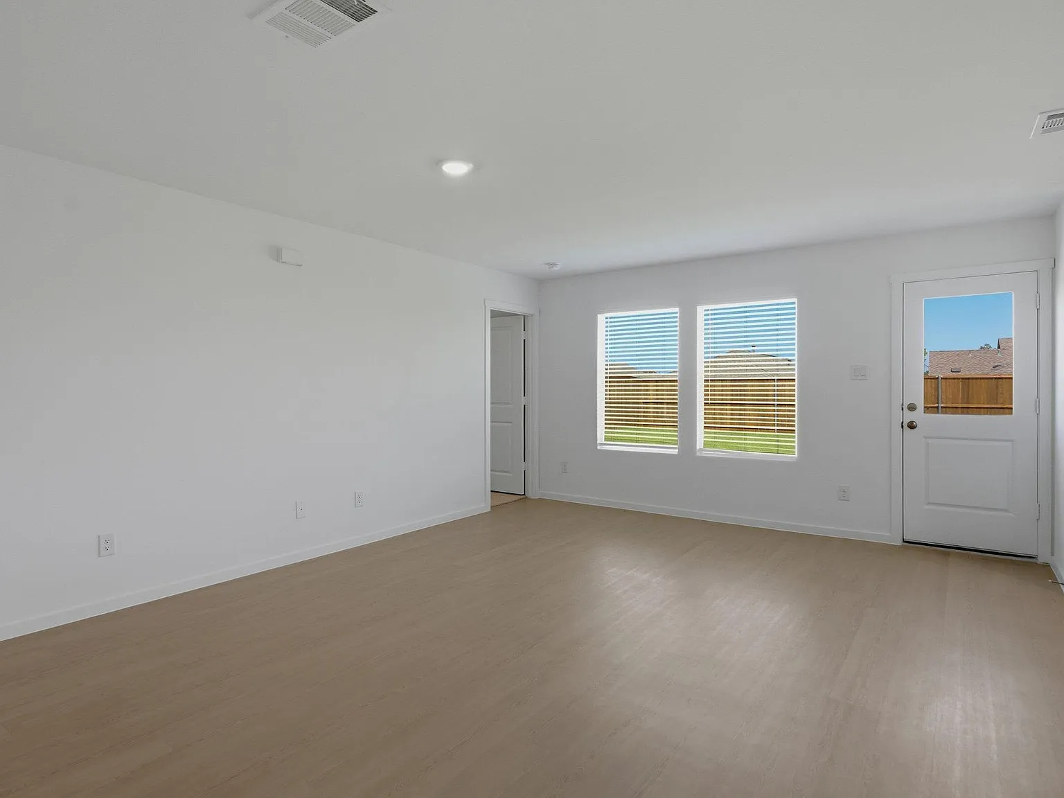 3 bed, 1337 sqft, $2,000 — Photo 3