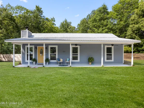 721 Nicholson Ave, Waveland, MS 39576