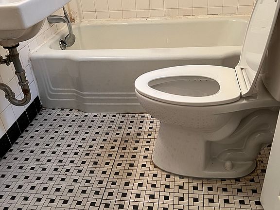 4th image of 740 Carpenter St #1