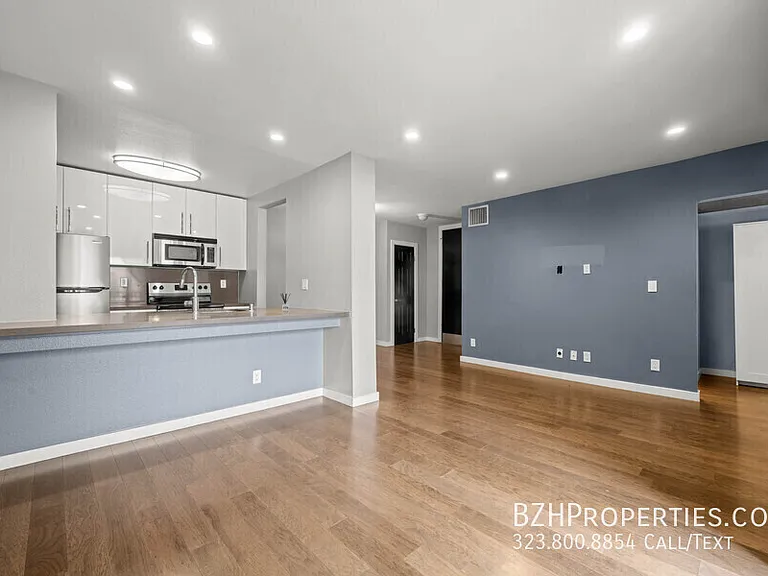 141 S Clark Dr #412A — Photo 7