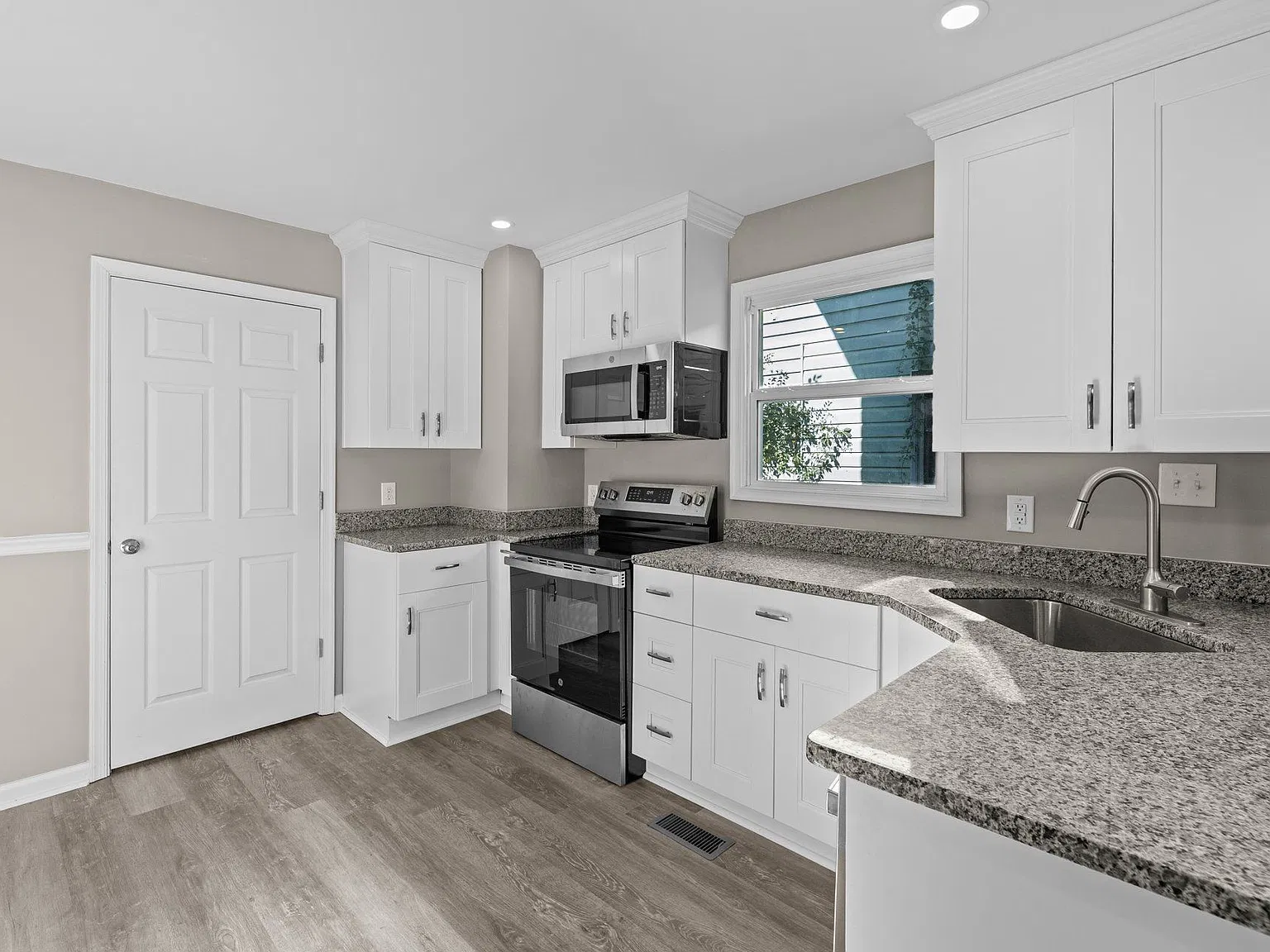 607 Sunset Avenue - 1 — Photo 2