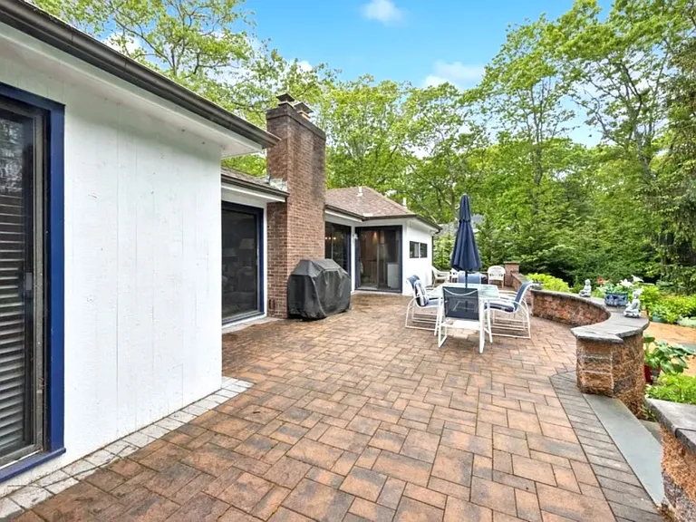 27 Wooded Oak Ln — Photo 3