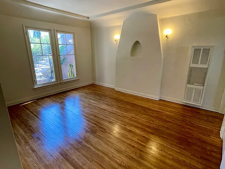 805 N Poinsettia Pl #807-1/5 — Photo 1