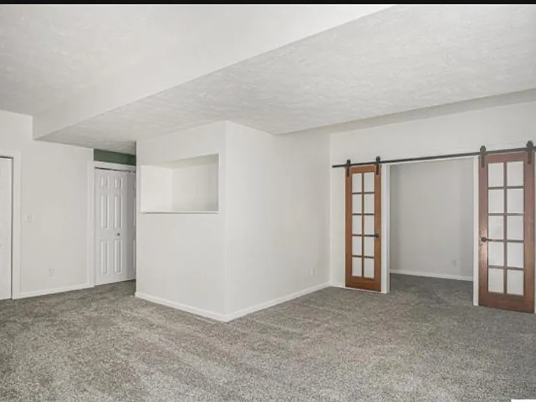1104 Valleyview Dr — Photo 11