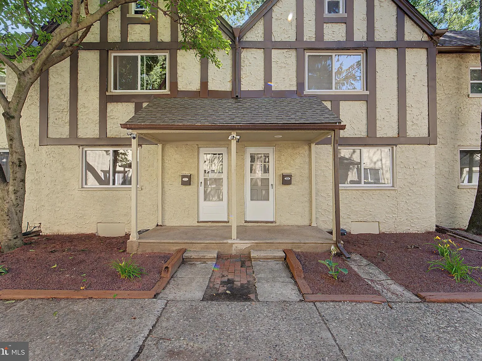 2 bed, 900 sqft, $2,400 — Photo 3