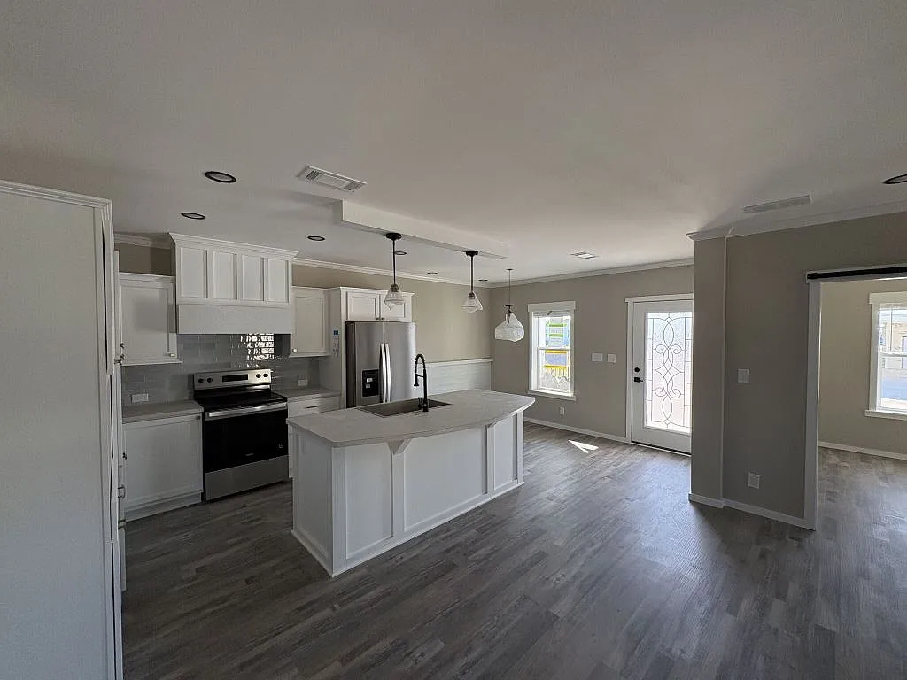 3 bed, 2.0 bath, 1460 sqft, $1,599 — Photo 3