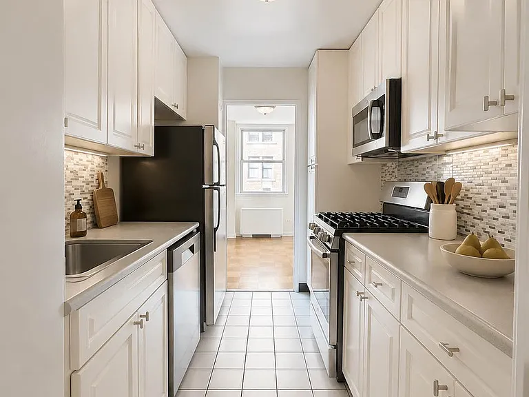 245 E 19th St #9D — Photo 9