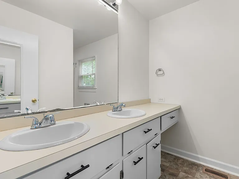 2727 Stratford Dr — Photo 13