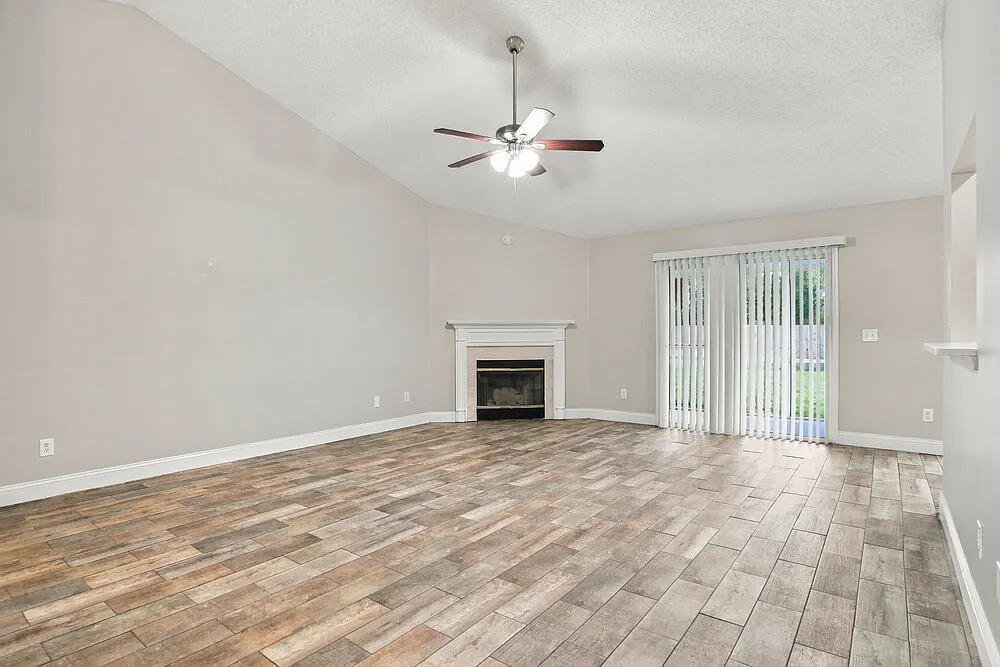 4 bed, 2.0 bath, 1827 sqft, $2,420 — Photo 3