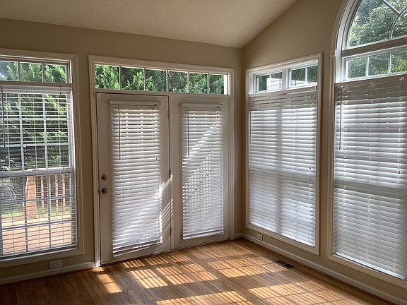 5th image of 4204 Clovelly Dr