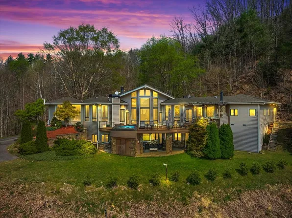 221 Connection Cir, Robbinsville, NC 28771