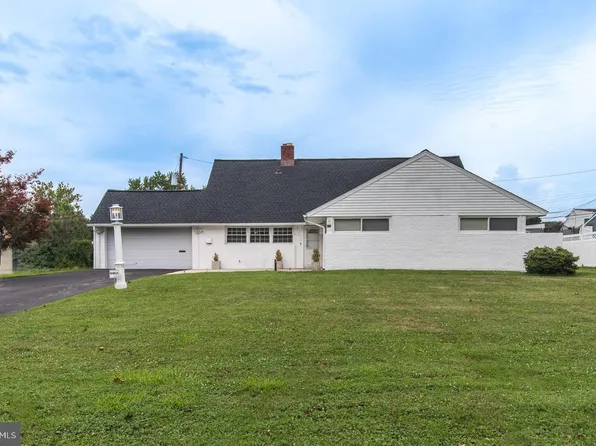 455 Snowball Dr, Levittown, PA 19056
