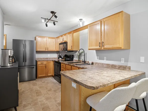 8854 Spring Ln, Woodbury, MN 55125