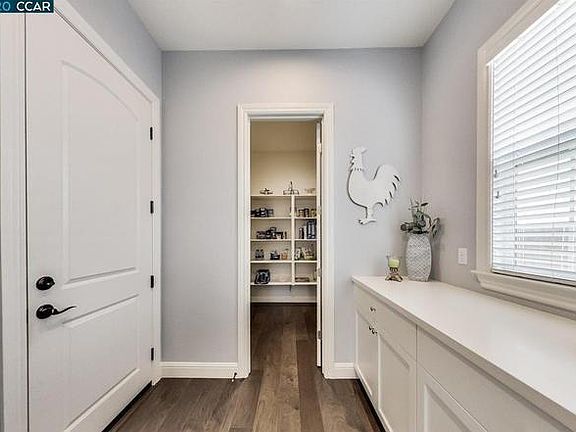5th image of 2096 Drysdale St