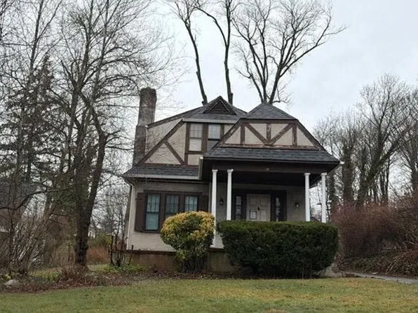 16 Landing Rd, Huntington, NY 11743