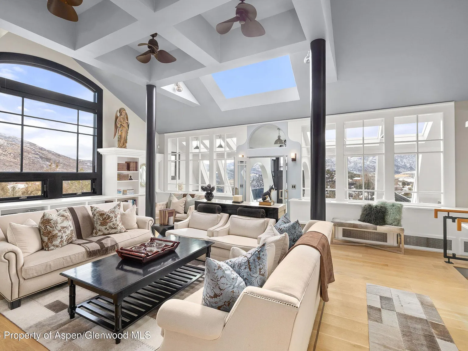 5 bed, 4.5 bath, 4825 sqft, $18,000 — Photo 3