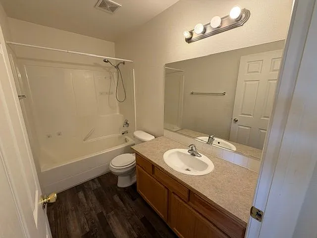 233 E Shelby Ln — Photo 17