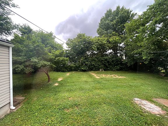 4th image of 8007 Greenway Dr