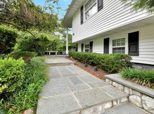 61 Edgewood Ave, Oakdale, NY 11769