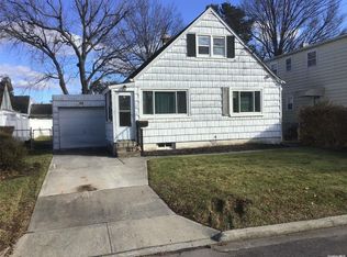 10 Schiller St, Hicksville, NY 11801