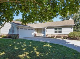 1261 Timber Rdg, Pewaukee, WI 53072