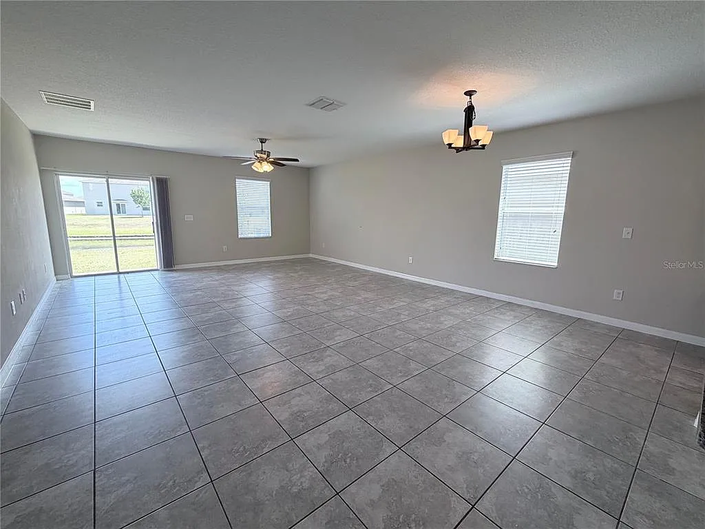 5 bed, 2.5 bath, 2897 sqft, $2,600 — Photo 4