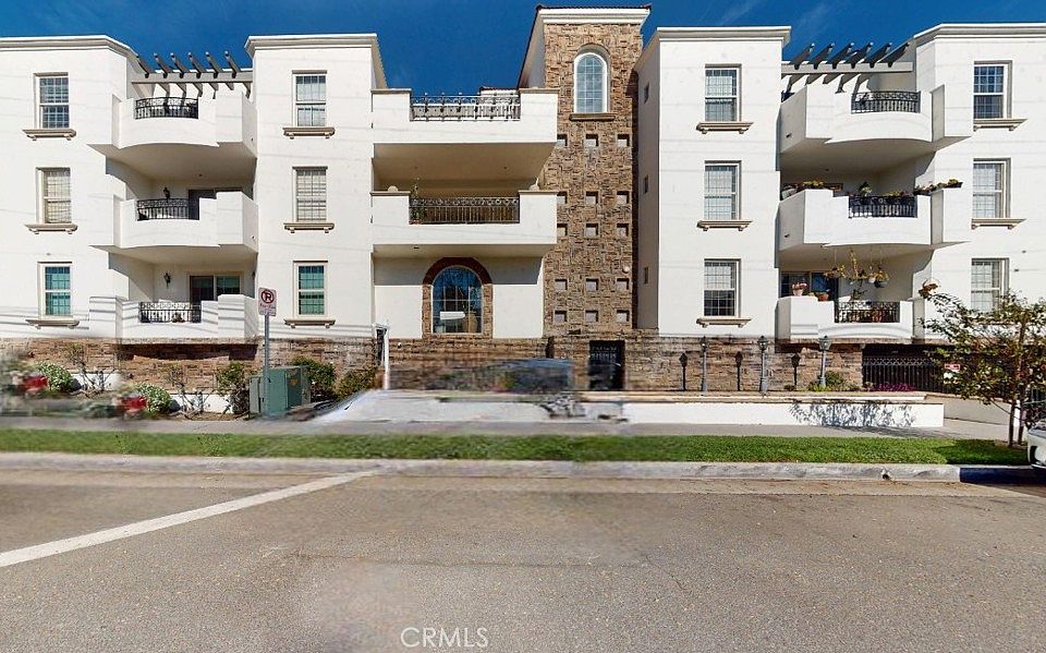 1st image of 12407 Moorpark St APT 301