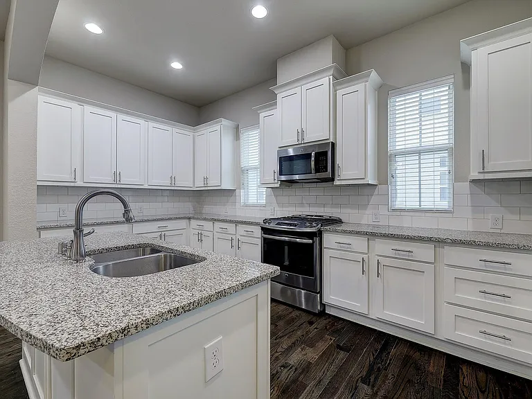 2724 Freund St — Photo 17