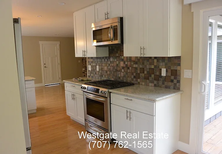 530 Chase St — Photo 7